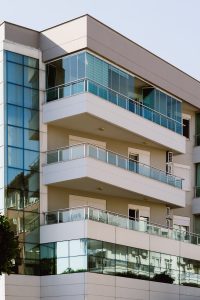 סגירת מרפסת בזכוכיות נאספות